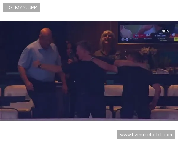 夏洛特主帅停赛观看比赛 与老板看台上跳波兹南舞引关注